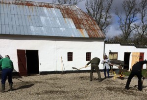 Skovlen svinges flittigt af alle