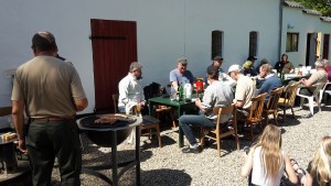 Hygge ved afslutningen, hvor Asger serverede grill pølser.