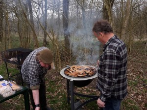 Erik og Ole havde travlt ved grillen