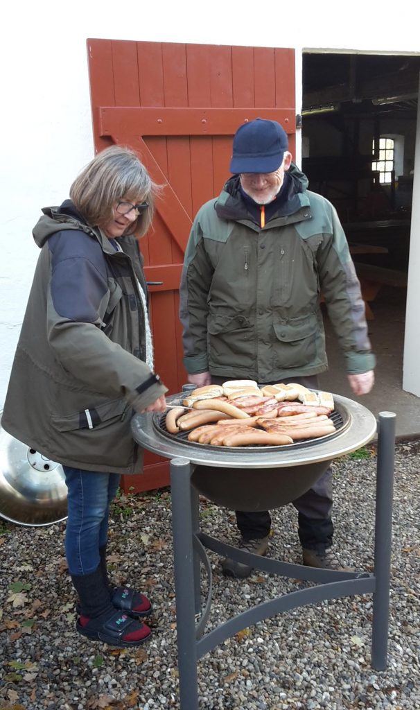 Gerda og Erik griller pølser